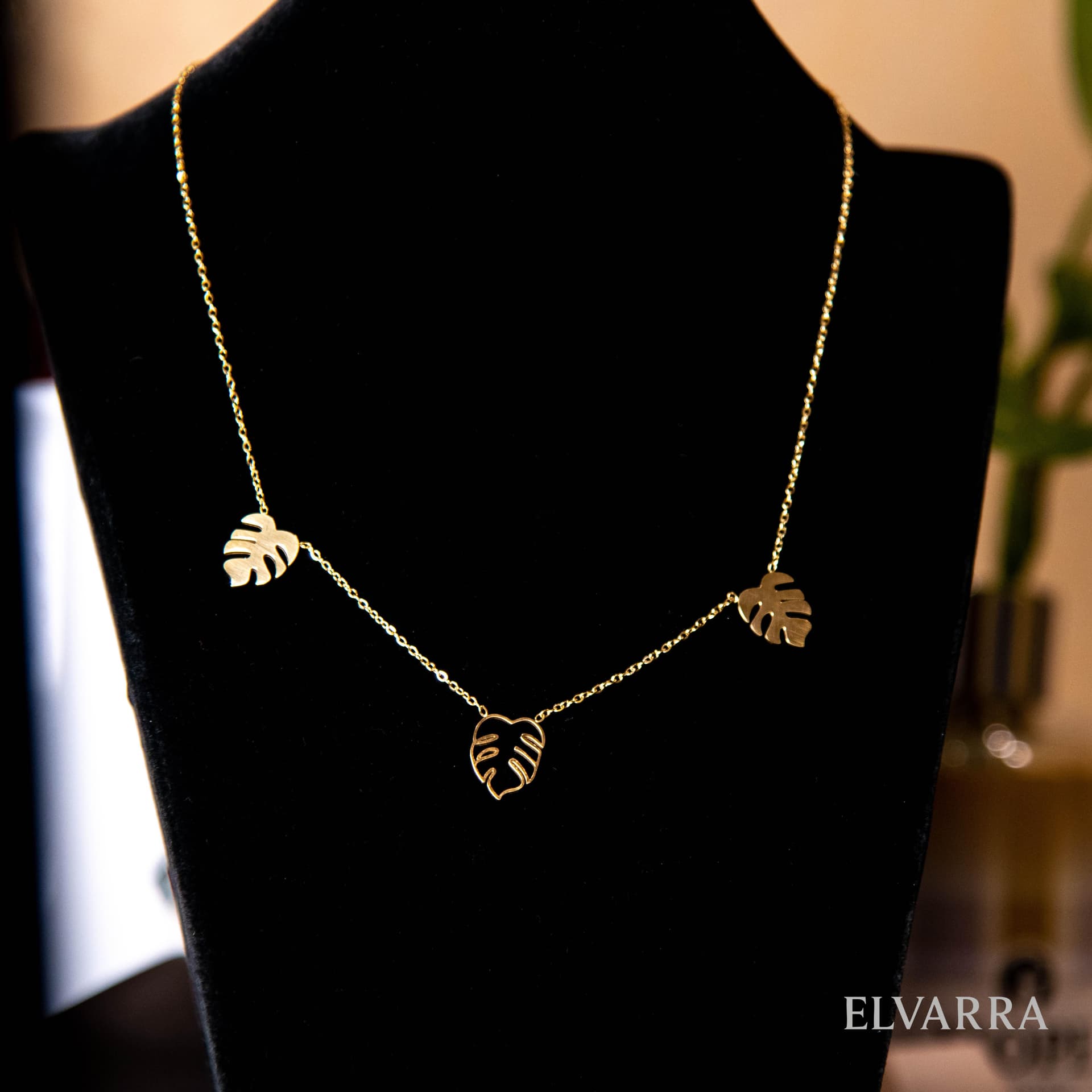 Simple Design Leaf Shape Necklace thumbnail 3